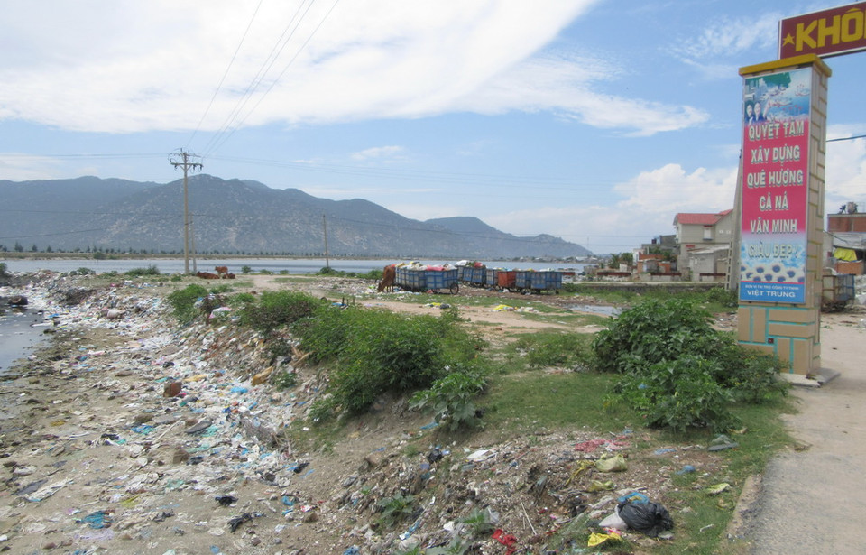 Khu vực vào cổng chào xã Cà Ná​, huyện Thuận Nam, tràn ngập rác thải. (Ảnh: Nguyễn Thành/TTXVN)