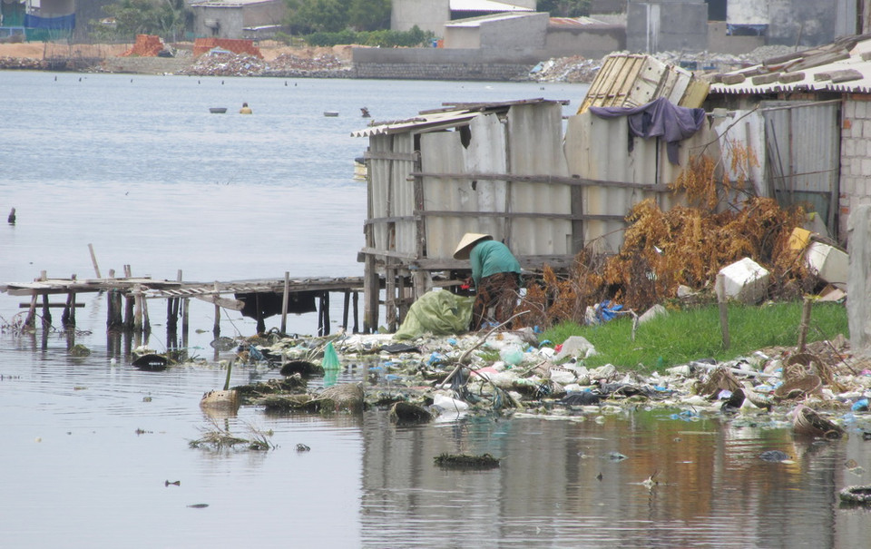 Rác thải bao vây phía sau nhà dân ở xã Cà Ná (huyện Thuận Nam). (Ảnh: Nguyễn Thành/TTXVN)