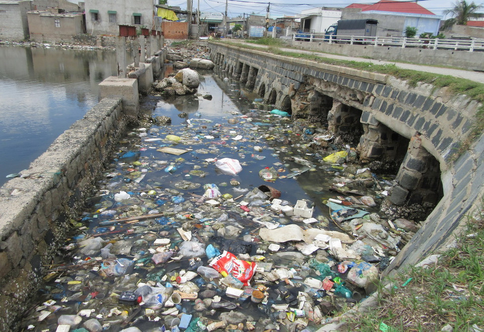 Tràn ngập rác thải tại khu vực ven bờ kè Đầm Nại (huyện Ninh Hải). (Ảnh: Nguyễn Thành/TTXVN)