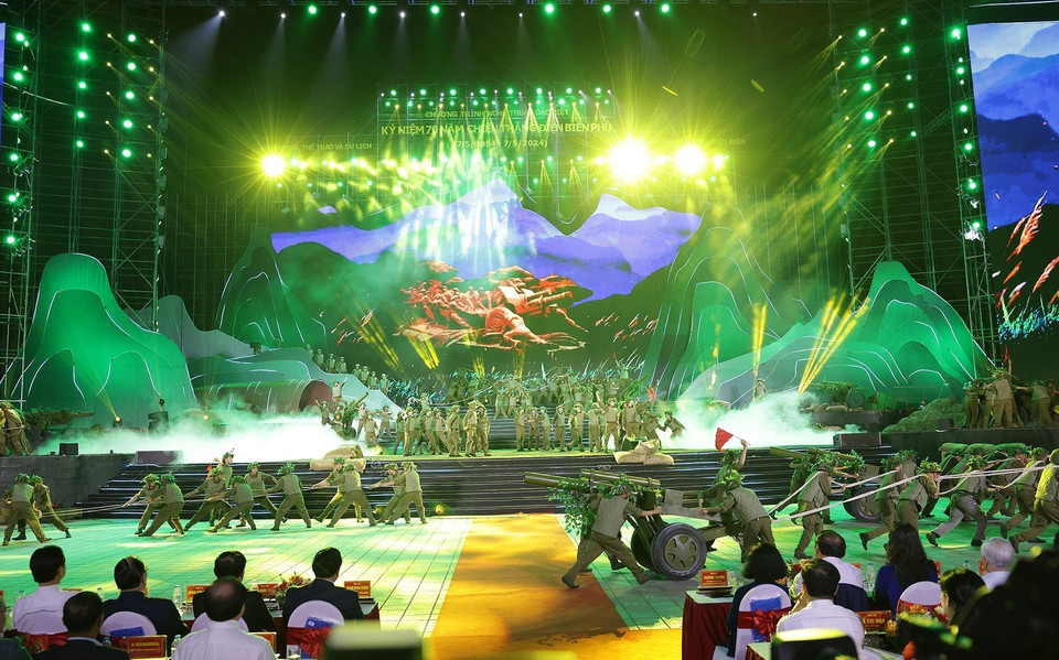 Chương trình nghệ thuật đặc biệt kỷ niệm 70 năm Chiến thắng Điện Biên Phủ. (Ảnh: Dương Giang/TTXVN)