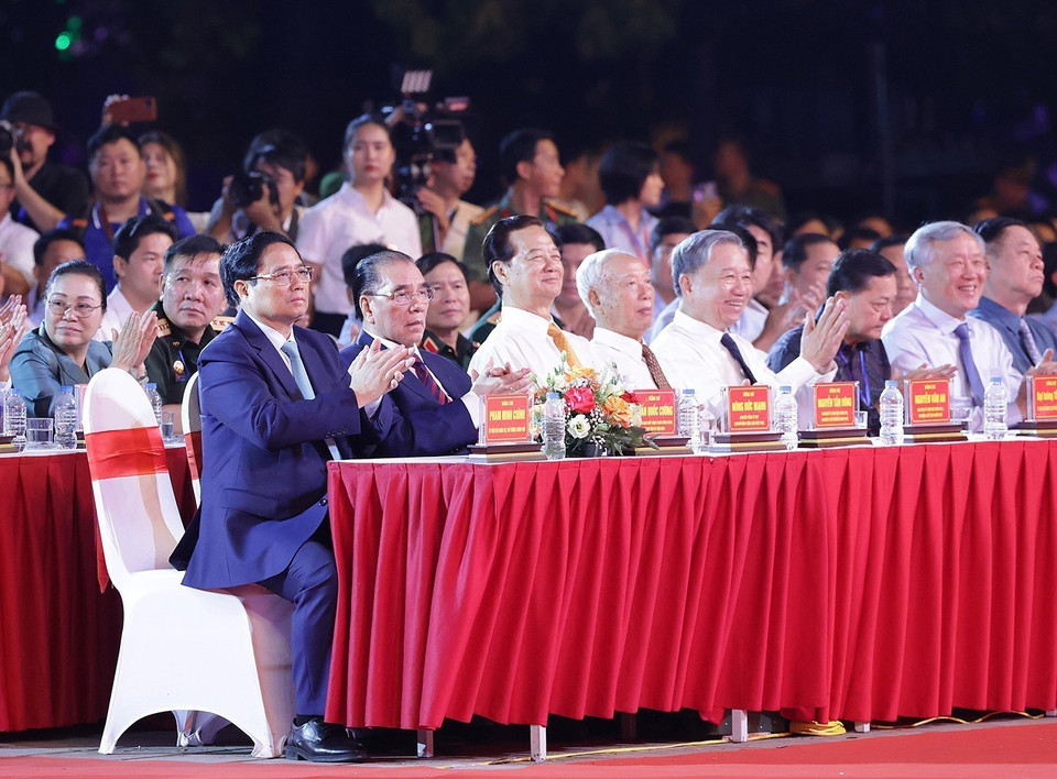 Thủ tướng Phạm Minh Chính cùng các đồng chí lãnh đạo, nguyên lãnh đạo Đảng, Nhà nước tham dự chương trình nghệ thuật đặc biệt kỷ niệm 70 năm Chiến thắng Điện Biên Phủ. (Ảnh: Dương Giang/TTXVN)