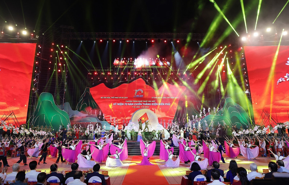 Chương trình nghệ thuật đặc biệt kỷ niệm 70 năm Chiến thắng Điện Biên Phủ. (Ảnh: Dương Giang/TTXVN)