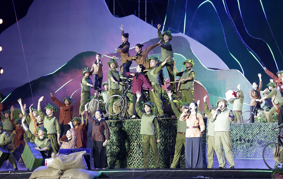 Chương trình nghệ thuật đặc biệt kỷ niệm 70 năm Chiến thắng Điện Biên Phủ. (Ảnh: Dương Giang/TTXVN)