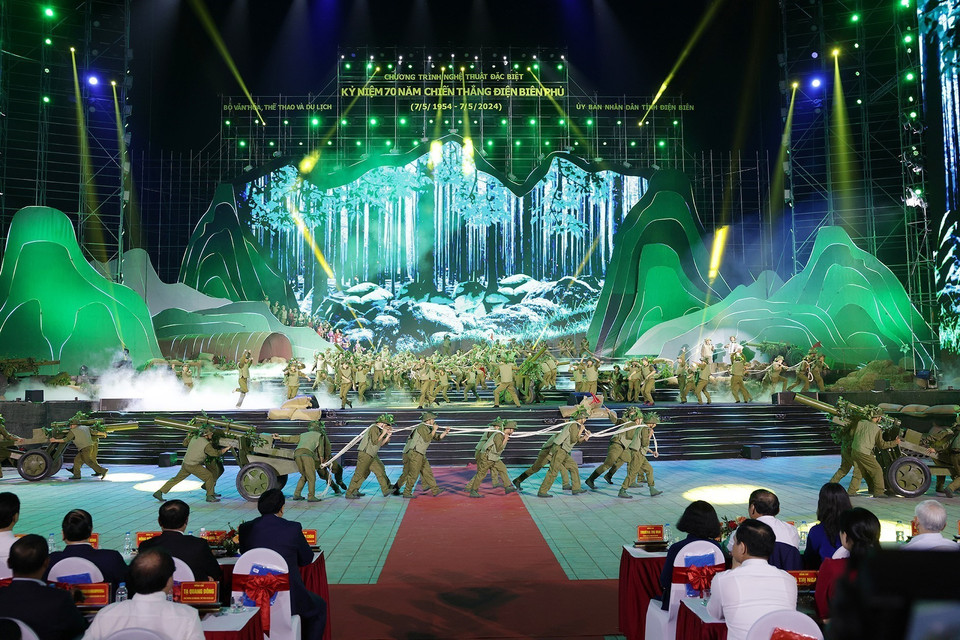 Chương trình nghệ thuật đặc biệt kỷ niệm 70 năm Chiến thắng Điện Biên Phủ. (Ảnh: Dương Giang/TTXVN)