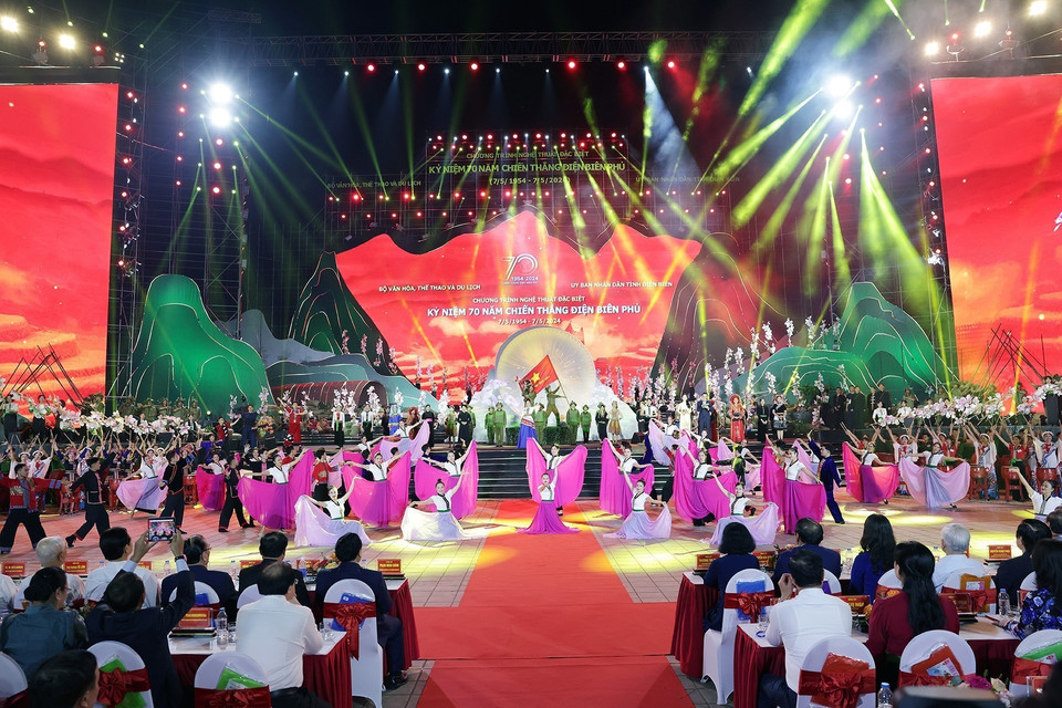Chương trình nghệ thuật đặc biệt kỷ niệm 70 năm Chiến thắng Điện Biên Phủ. (Ảnh: Dương Giang/TTXVN)