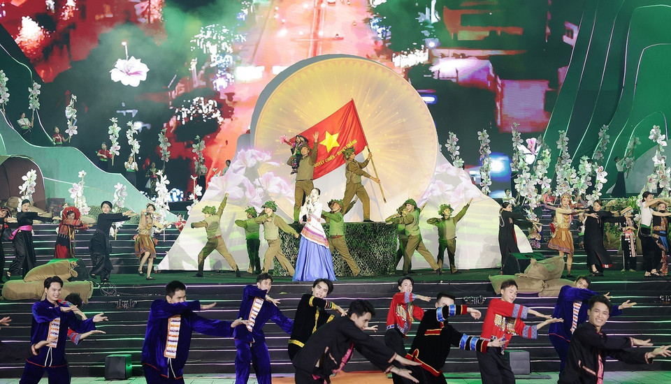 Chương trình nghệ thuật đặc biệt kỷ niệm 70 năm Chiến thắng Điện Biên Phủ. (Ảnh: Dương Giang/TTXVN)