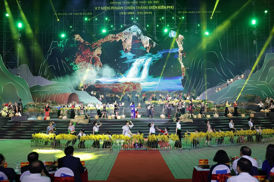 Chương trình nghệ thuật đặc biệt kỷ niệm 70 năm Chiến thắng Điện Biên Phủ. (Ảnh: Dương Giang/TTXVN)