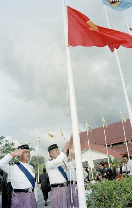 Nghi thức thượng cờ tại Lễ kết nạp Việt Nam là thành viên chính thức thứ bảy của Hiệp hội các Quốc gia Đông Nam Á (ASEAN), chiều 28/7/1995, tại Thủ đô Bandar Seri Begawan (Brunei). (Ảnh: Trần Sơn/TTXVN)