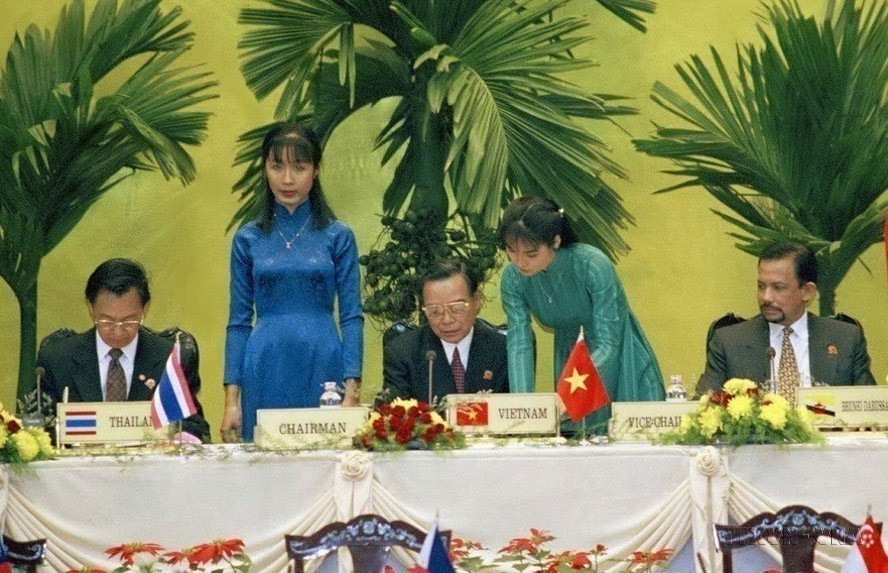 Thủ tướng Phan Văn Khải và các Trưởng đoàn ký Tuyên bố Hà Nội, tại Hội nghị Cấp cao ASEAN lần thứ VI, diễn ra ở Thủ đô Hà Nội trong 2 ngày 15-16/12/1998. (Ảnh: Minh Điền/TTXVN)