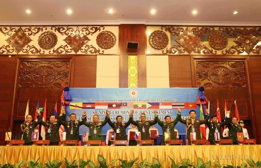Các Trưởng đoàn chụp ảnh chung tại phiên bế mạc Hội nghị không chính thức Tư lệnh Lực lượng quốc phòng ASEAN lần thứ 13 (ACDFIM-13), chiều 14/3/2016, tại thủ đô Vientiane (Lào). (Ảnh: Phạm Kiên/TTXVN)