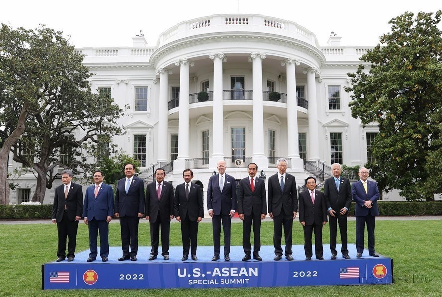 Trong khuôn khổ Hội nghị cấp cao đặc biệt ASEAN - Hoa Kỳ, tối 12/5/2022, tại Washington D.C.(Hoa Kỳ), Thủ tướng Phạm Minh Chính và các nhà lãnh đạo ASEAN gặp Tổng thống Hoa Kỳ Joe Biden. (Ảnh: Dương Giang/TTXVN)