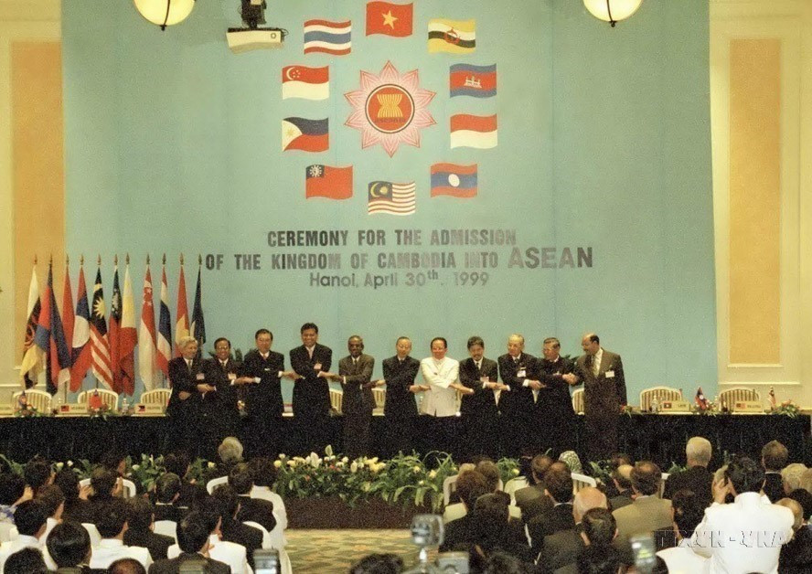 Phó Thủ tướng, Bộ trưởng Ngoại giao Nguyễn Mạnh Cầm và các Bộ trưởng Ngoại giao ASEAN tại Lễ kết nạp Vương quốc Campuchia là thành viên thứ 10 của ASEAN, chiều 30/04/1999, tại Hà Nội. (Ảnh: Cao Phong/TTXVN)