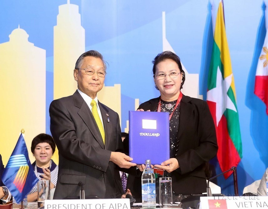 Chủ tịch Quốc hội Nguyễn Thị Kim Ngân tiếp nhận Chủ tịch AIPA 41 từ Thái Lan tại Lễ bế mạc Đại hội đồng Liên Nghị viện ASEAN lần thứ 40 và tiếp nhận chức Chủ tịch Đại hội đồng Liên nghị viện ASEAN lần thứ 41 (AIPA 41), ngày 29/8/2019, ở Thủ đô Bangkok (Thái Lan). (Ảnh: Trọng Đức/TTXVN)