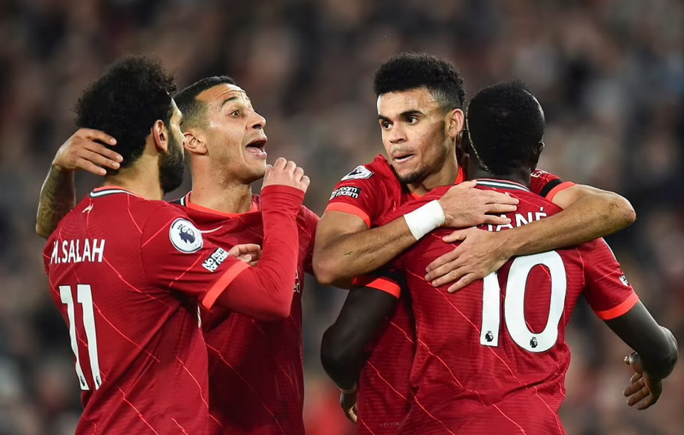 Chiến thắng này giúp The Kop tạm vượt qua Manchester City để vươn lên dẫn đầu bảng xếp hạng Premier League. (Nguồn: EPA)