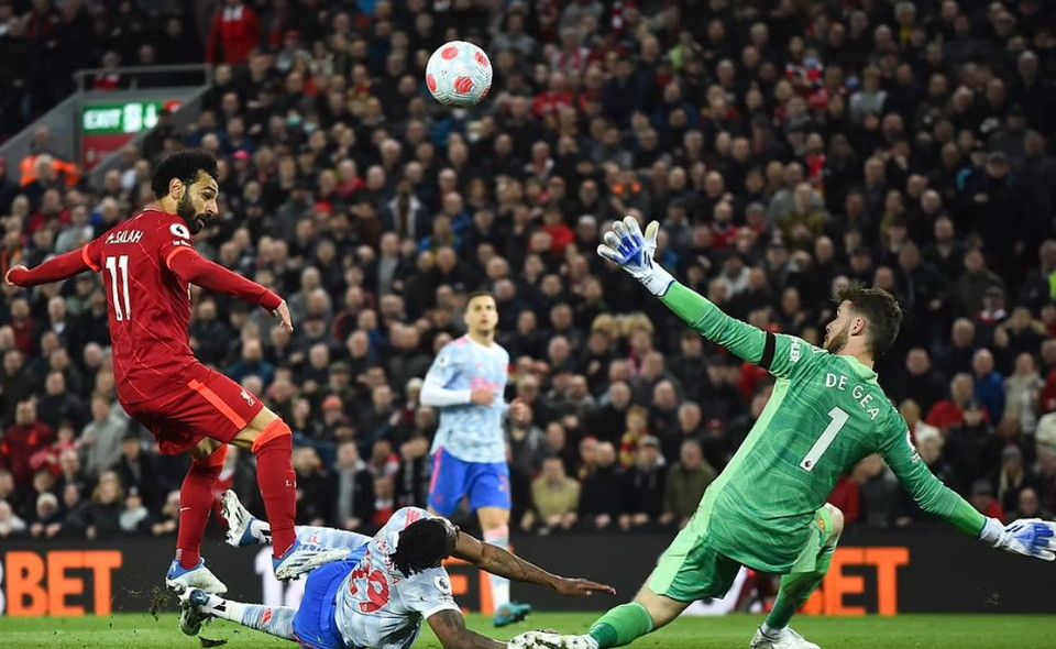 Đến phút 85, Salah khép lại trận đấu buồn cho Quỷ đỏ bằng bàn ấn định tỷ số 4-0, qua đó nâng số bàn thắng của anh lên con số 20 và tiếp tục dẫn đầu cuộc đua Vua phá lưới Premier League. (Nguồn: EPA)