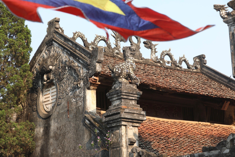 Các công trình trong đình đều được lợp bằng ngói mũi hài, với đặc điểm không hấp thụ nhiệt, chịu được nhiệt độ cao, có độ bền. (Ảnh: Minh Quyết/TTXVN)