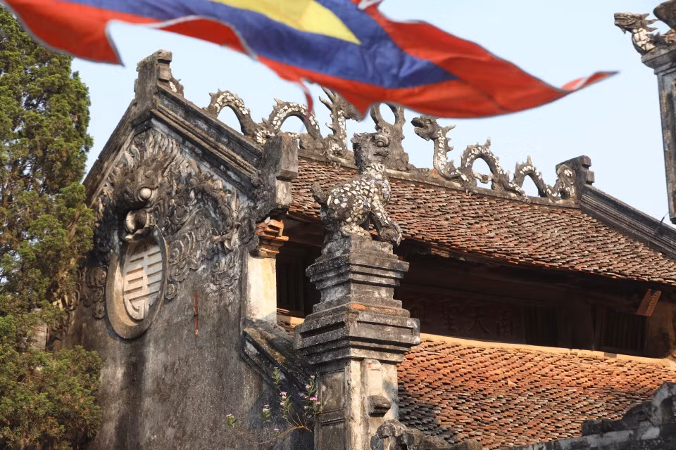 Các công trình trong đình đều được lợp bằng ngói mũi hài, với đặc điểm không hấp thụ nhiệt, chịu được nhiệt độ cao, có độ bền. (Ảnh: Minh Quyết/TTXVN)