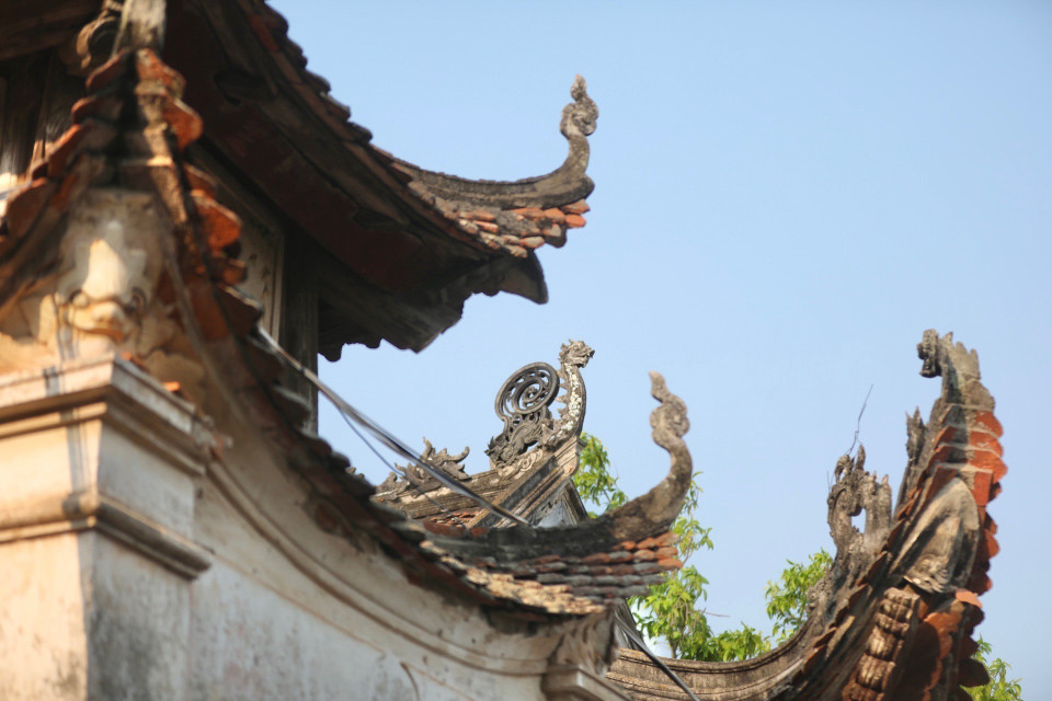 Phần mái đình với kiến trúc độc đáo và cổ kính từ thời Lê, các công trình trong đình đều được lợp bằng ngói mũi hài, với đặc điểm không hấp thụ nhiệt, chịu được nhiệt độ cao, có độ bền. (Ảnh: Minh Quyết/TTXVN)