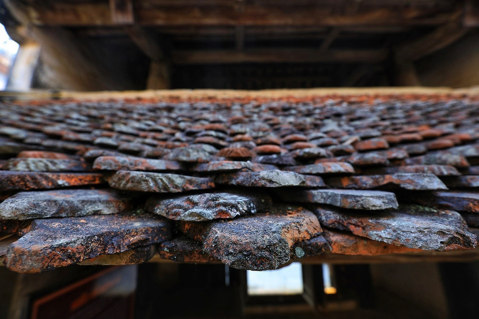 Mái ngói với những viên gạch đã phủ lớp rêu phong của thời gian. (Ảnh: Tuấn Anh/TTXVN)