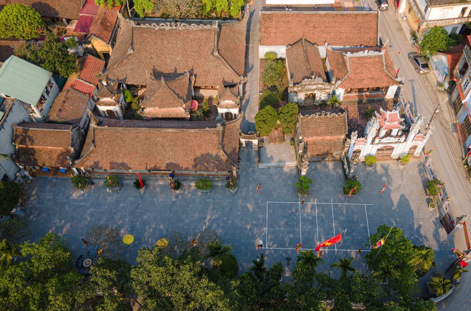 Đình Hùng Lô nằm trên dải đất 500m2, cách đền Hùng 10km, gồm 5 gian nhà tiền tế, phương đình, lầu chuông, lầu trống và tòa đại đình. (Ảnh: Minh Quyết/TTXVN)