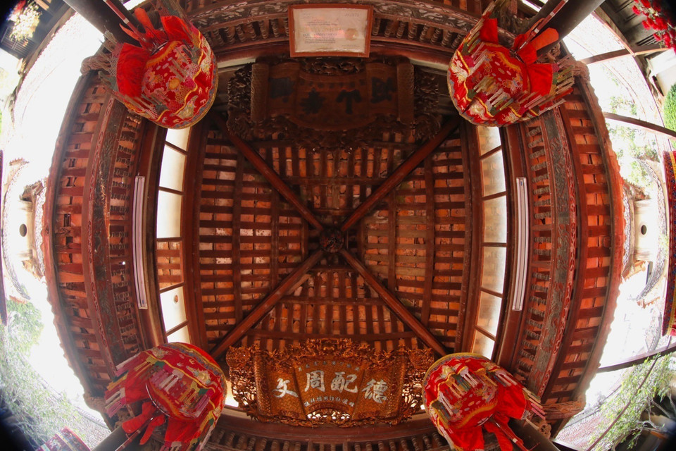 Đình lưu giữ được nhiều đồ thờ từ năm 1697 như 43 câu đối ca ngợi cảnh trí quê hương, công đức vua Hùng. (Ảnh: Minh Quyết/TTXVN)