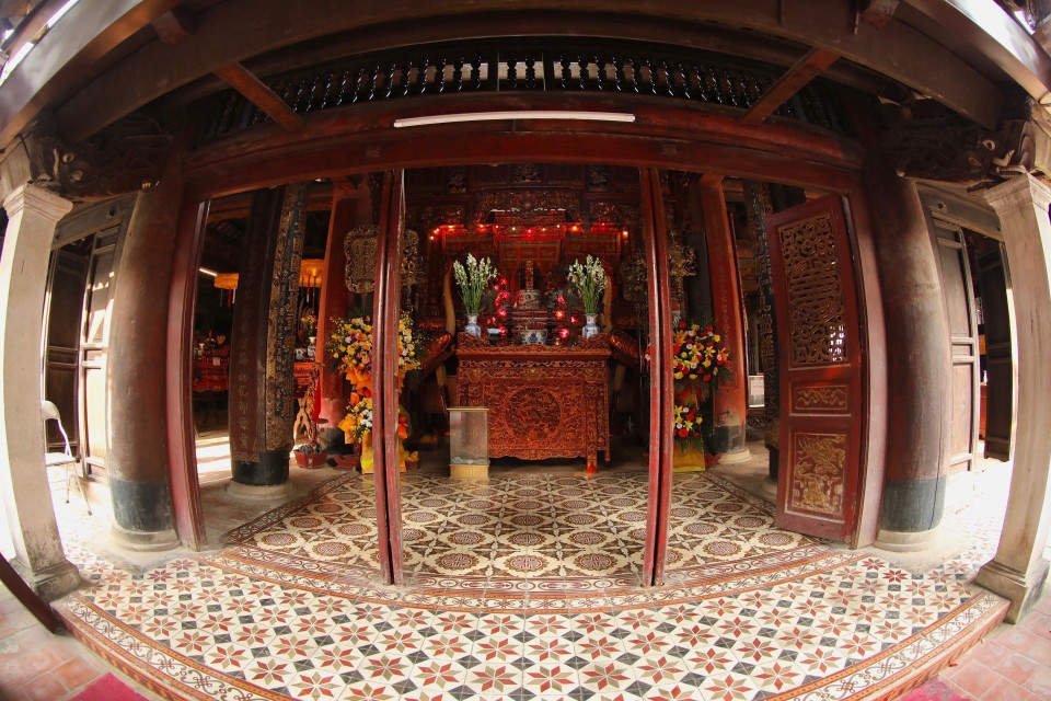 Đình Hùng Lô đang thờ Ất Sơn Thánh Vương, Viễn Sơn Thánh Vương, Áp Đạo Đại Vương, những người khai sinh, cai quản vùng đất này. (Ảnh: Minh Quyết/TTXVN)