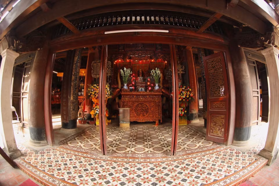 Đình Hùng Lô đang thờ Ất Sơn Thánh Vương, Viễn Sơn Thánh Vương, Áp Đạo Đại Vương, những người khai sinh, cai quản vùng đất này. (Ảnh: Minh Quyết/TTXVN)