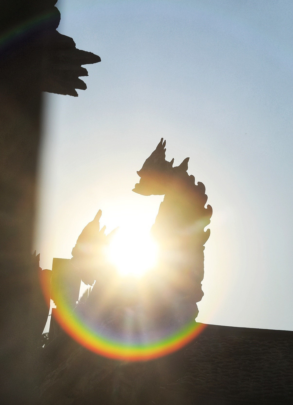 Trên nóc đình có cặp lưỡng long chầu nguyệt. (Ảnh: Tuấn Anh/TTXVN)