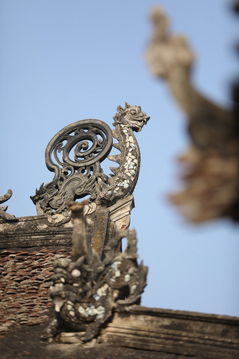 Phần mái đình với kiến trúc độc đáo và cổ kính từ thời Lê, các công trình trong đình đều được lợp bằng ngói mũi hài, với đặc điểm không hấp thụ nhiệt, chịu được nhiệt độ cao, có độ bền. Ảnh: Minh Quyết - TTXVN Trong ảnh: Biểu diễn Hát xoan làng cổ (Di sản văn hóa phi vật thể đại diện của nhân loại) tại đình cổ Hùng Lô. Ảnh: Minh Quyết - TTXVN Trong ảnh: Ngày 8/4/2022, lễ hội đình Hùng Lô được Bộ Văn hóa, Thể thao và Du lịch công nhận là di sản văn hóa phi vật thể cấp quốc gia. (Ảnh: Minh Quyết/TTXVN)