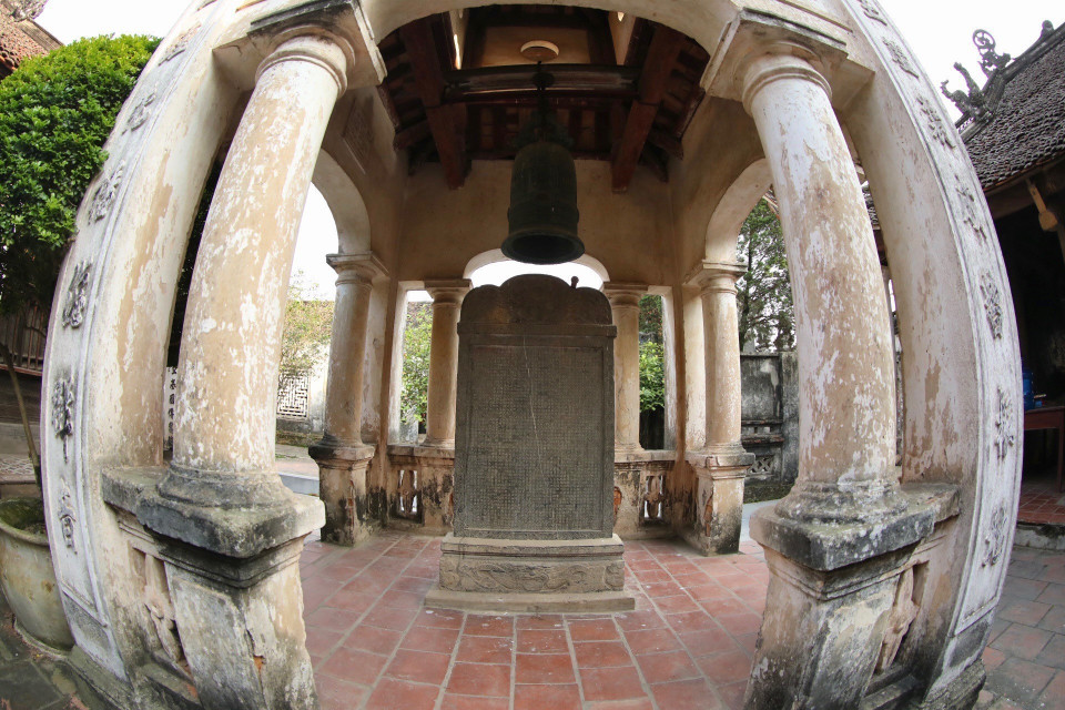 Trong khuôn viên đình, nhiều vị trí có các bia đá ghi lại công đức từ khi xây dựng đình, chuông cổ với niên đại hàng trăm năm. (Ảnh: Minh Quyết/TTXVN)