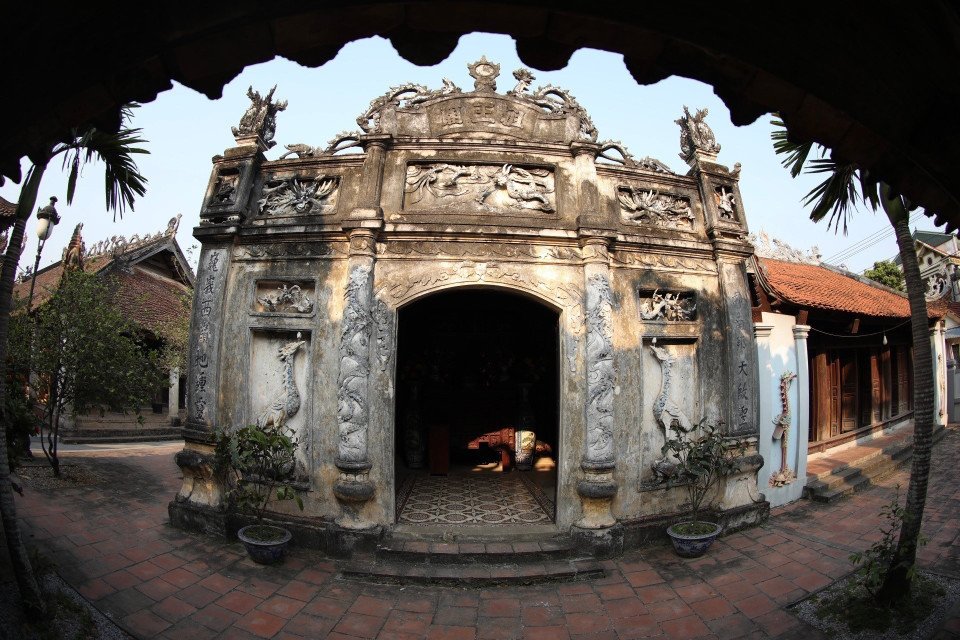 Bên phải đình là ngôi Miếu cổ có lịch sử lâu nhất. (Ảnh: Minh Quyết/TTXVN)