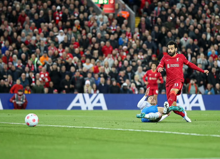 Bàn thắng sớm giúp Liverpool thi đấu hưng phấn hơn và nhanh chóng có bàn nhân đôi cách biệt của Mohamed Salah ở phút 20. (Nguồn:Daily Mail)