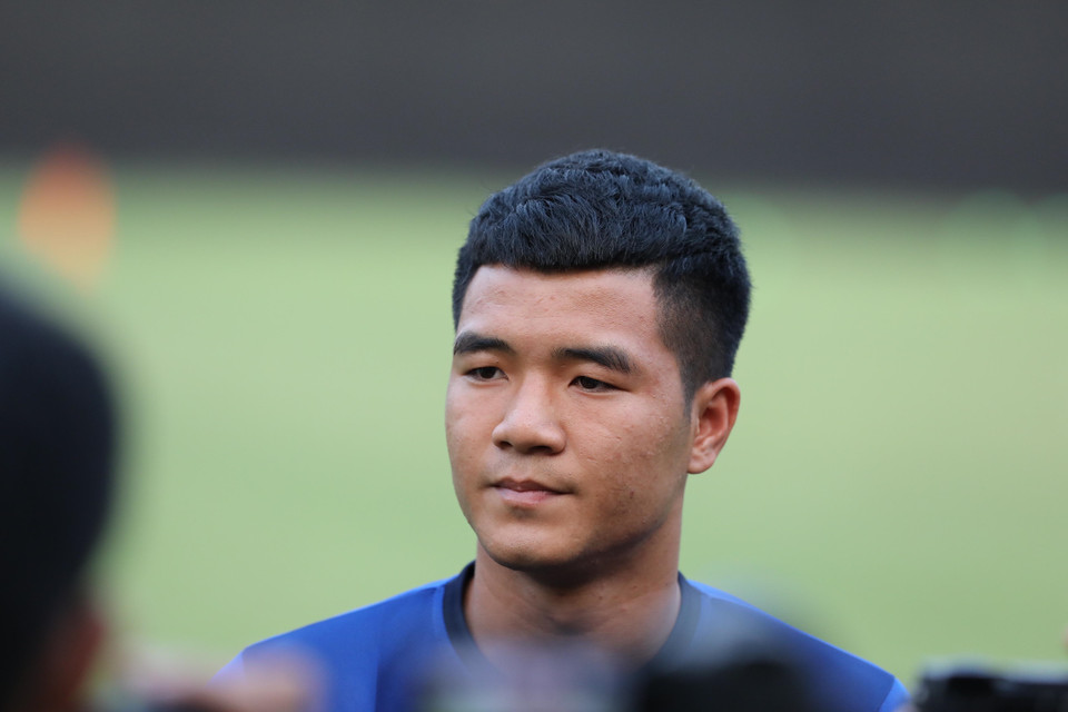 Tiền đạo Đức Chinh trả lời phỏng vấn trước buổi tập. (Ảnh: Hoàng Linh/TTXVN)