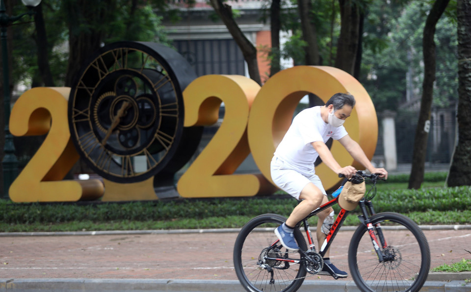 Việc tuân thủ Chỉ thị 16 của Thủ tướng Chính phủ về giãn cách xã hội cần phải tiếp tục được thực hiện nghiêm để tránh những nguy cơ lây nhiễm cho cả cộng đồng. Người dân nên hạn chế ra ngoài đường tập thể dục. (Ảnh: Huy Hùng/TTXVN)