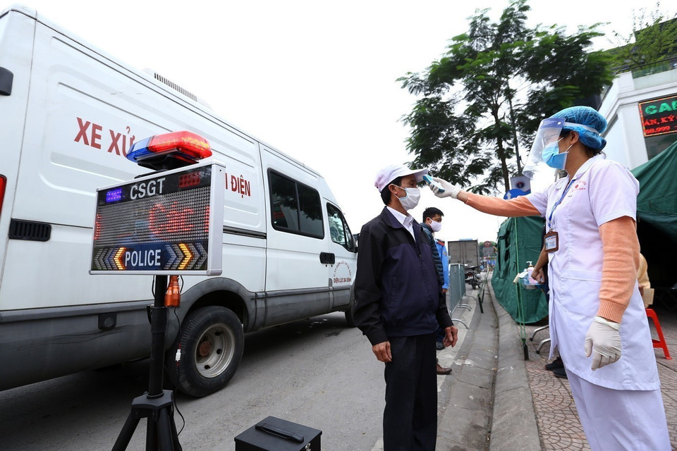 Thành phố Hà Nội triển khai 30 điểm chốt đường bộ tại các cửa ngõ ra vào Thủ đô. Các chốt thực hiện kiểm tra, kiểm soát phương tiện ra vào thành phố; đo thân nhiệt các trường hợp lưu thông qua để đảm bảo công tác phòng, chống dịch bệnh. (Ảnh: Minh Quyết/TTXVN)