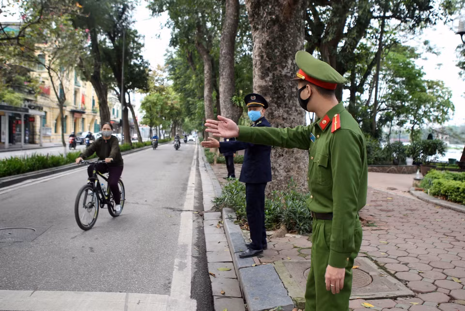 Ban Quản lý Khu vực Hồ Hoàn Kiếm(Hà Nội) đã huy động cán bộ, nhân viên trực xung quanh Hồ Hoàn Kiếm để nhắc nhở người dân không nên đi tập thể dục, tránh tập trung đông người trong thời gian này để tránh lẫy nhiễm dịch bệnh. (Ảnh: Danh Lam/TTXVN)