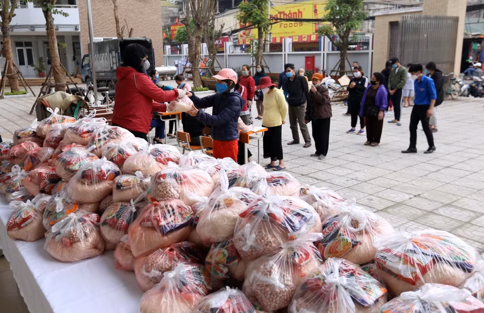 Quận Hoàng Mai đã tổ chức phát tặng 500 suất lương thực, thực phẩm dành cho các gia đình công dân khó khăn phường Mai Động bị ảnh hưởng của dịch COVID-19. Mỗi suất gồm: 2 kg gạo, 1 gói mỳ, 1 gói gia vị, 2 lạng lạc, 2 kg khoai lang. (Ảnh: Anh Tuấn/TTXVN)