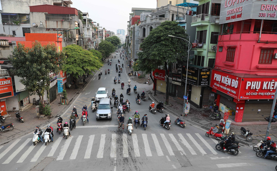 Tuy nhiên, sau một tuần thực hiện chỉ thị của Thủ tướng Chính phủ về giãn cách xã hội để phòng chống dịch COVID-19 thì cuối giờ chiều ngày 7/4/2020, lượng người ra đường lại đang dần đông lên, mật độ giao thông bắt đầu tăng. (Ảnh: Thanh Tùng/TTXVN)