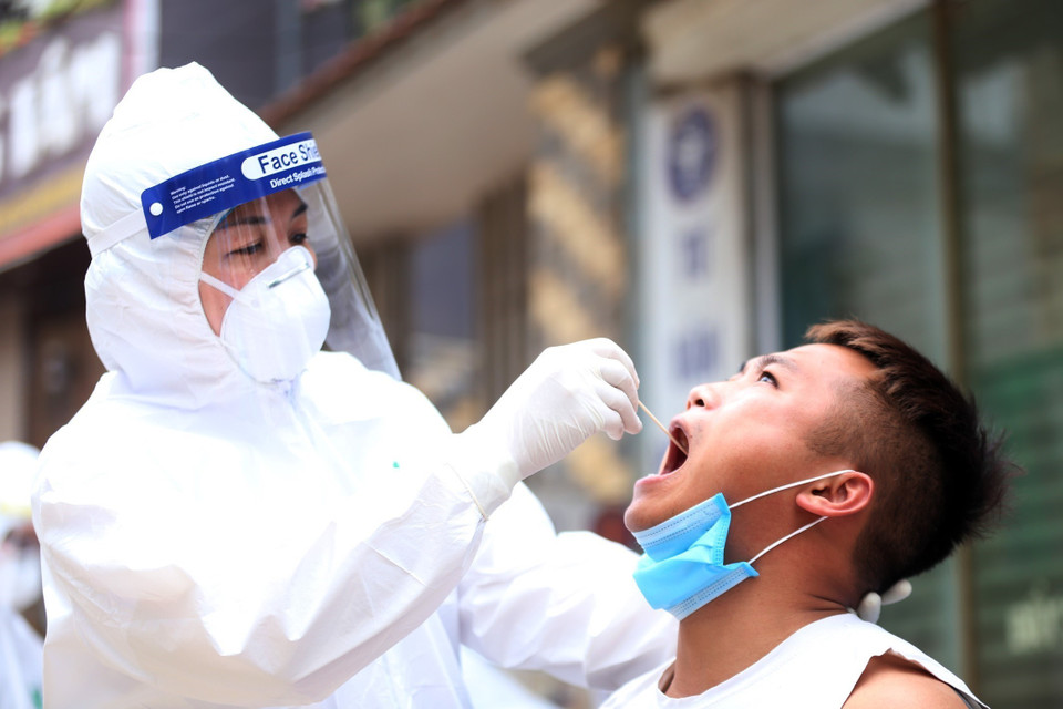 Trung tâm Kiểm soát bệnh tật Thành phố Hà Nội (CDC Hà Nội) lấy mẫu xét nghiệm virus SARS-CoV-2 cho người dân đang cách ly tại thôn Hạ Lôi, xã Mê Linh, huyện Mê Linh, Hà Nội. (Ảnh: Anh Tuấn/TTXVN)