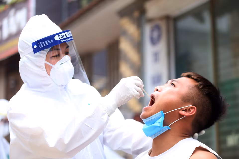 Trung tâm Kiểm soát bệnh tật Thành phố Hà Nội (CDC Hà Nội) lấy mẫu xét nghiệm virus SARS-CoV-2 cho người dân đang cách ly tại thôn Hạ Lôi, xã Mê Linh, huyện Mê Linh, Hà Nội. (Ảnh: Anh Tuấn/TTXVN)