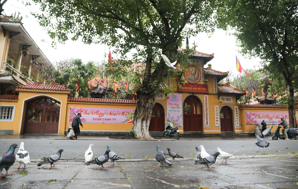 Thực hiện chỉ thị của Thủ tướng Chính phủ về giãn cách xã hội để phòng chống dịch COVID-19, sáng 7/4/2020 ( tức 15 tháng 3 Âm lịch) mặc dù là ngày rằm song người dân đã thực hiện nghiêm túc, không đi lễ tại các đền, chùa để tránh tụ tập động người, phòng ngừa lây lan dịch bệnh trong cộng đồng. (Ảnh: Thanh Tùng/TTXVN)