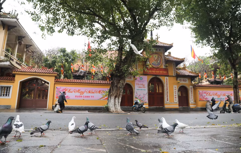 Thực hiện chỉ thị của Thủ tướng Chính phủ về giãn cách xã hội để phòng chống dịch COVID-19, sáng 7/4/2020 ( tức 15 tháng 3 Âm lịch) mặc dù là ngày rằm song người dân đã thực hiện nghiêm túc, không đi lễ tại các đền, chùa để tránh tụ tập động người, phòng ngừa lây lan dịch bệnh trong cộng đồng. (Ảnh: Thanh Tùng/TTXVN)