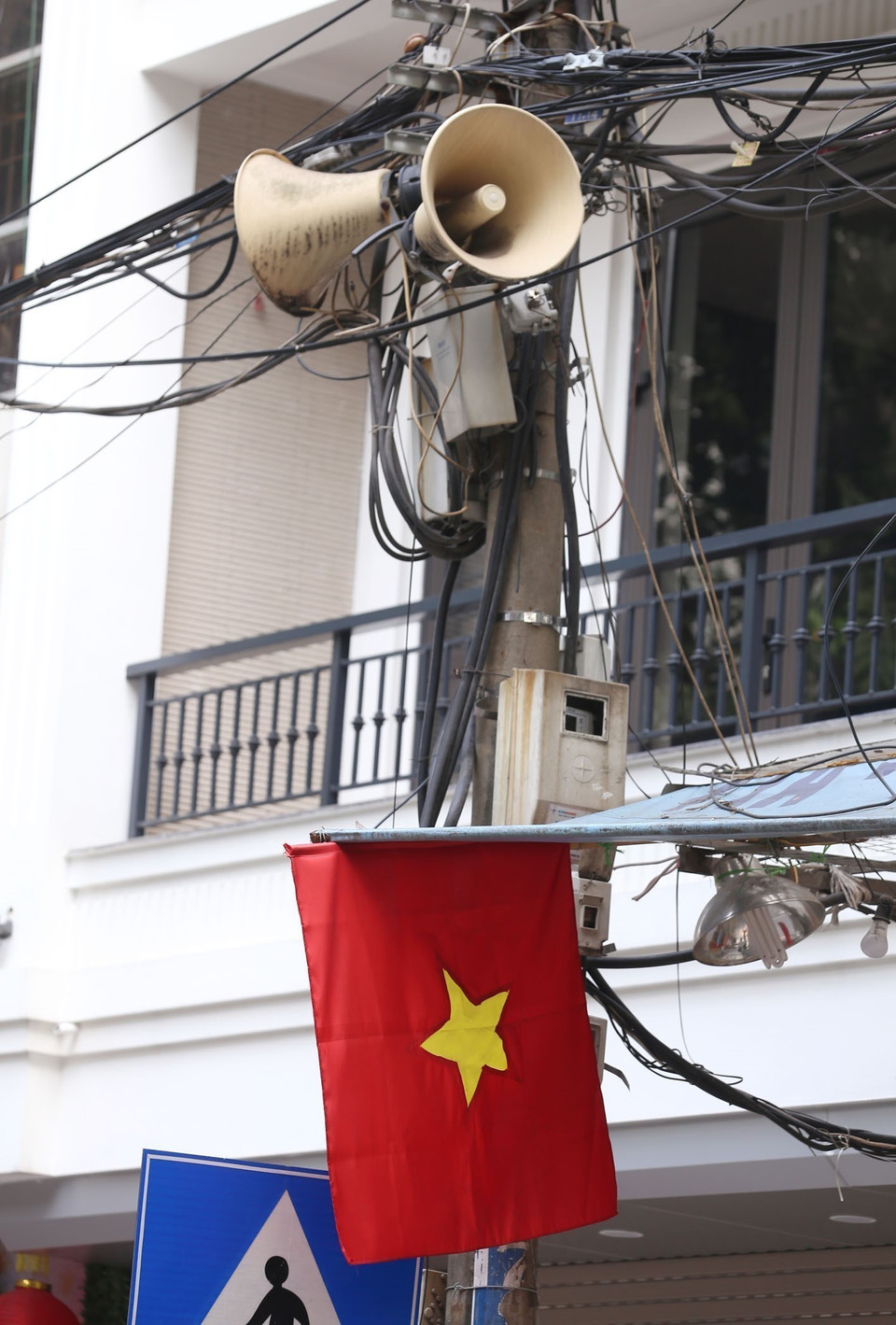 Những chiếc loa phường ở Hà Nội đã tích cực tham gia vào việc tuyên truyền, nhắc nhở người dân chống dịch như chống giặc, thực hiện theo Chỉ thị số 16/CT-TTg về các biện pháp cấp bách phòng, chống dịch COVID-19, giãn cách xã hội. (Ảnh: Anh Tuấn/TTXVN)