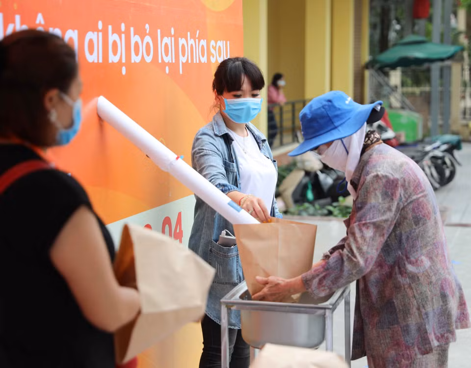 Ngày 11/4/2020, cây ATM gạo miễn phí đầu tiên ở Hà Nội đã hoạt động, kịp thời hỗ trợ gạo, chia sẻ yêu thương tới người dân gặp khó khăn vì dịch COVID-19, để không ai bị bỏ lại phía sau. (Ảnh: Thanh Tùng/TTXVN)
