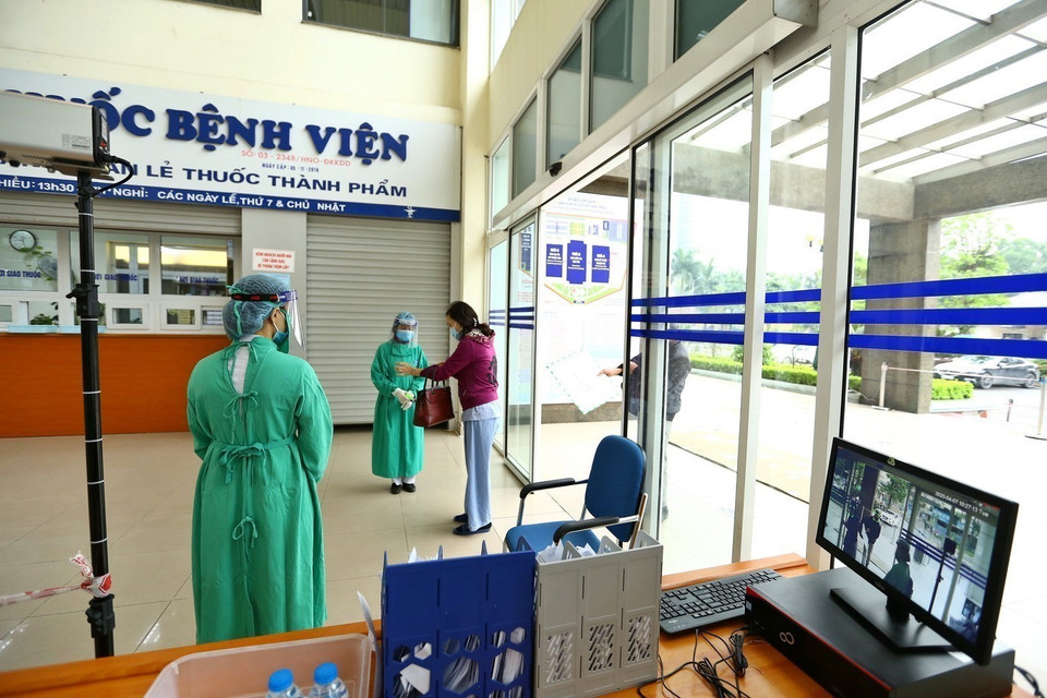 Bệnh viện K đã triển khai nhiều phương án quyết liệt hơn để kiểm soát dịch bệnh như: bố trí khu vực bệnh viện dã chiến 30 giường bệnh ngay trong bệnh viện, khai báo y tế, kiểm tra sàng lọc với tất cả 100% người đến bệnh viện… (Ảnh: Minh Quyết/TTXVN)