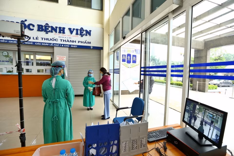 Bệnh viện K đã triển khai nhiều phương án quyết liệt hơn để kiểm soát dịch bệnh như: bố trí khu vực bệnh viện dã chiến 30 giường bệnh ngay trong bệnh viện, khai báo y tế, kiểm tra sàng lọc với tất cả 100% người đến bệnh viện… (Ảnh: Minh Quyết/TTXVN)