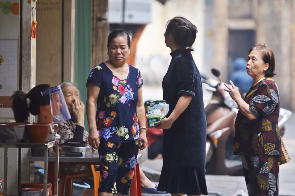 Sau 10 ngày thực hiện Chỉ thị 16 của Thủ tướng Chính phủ về giãn cách xã hội, vài ngày qua, nhiều người dân đã tỏ ra chủ quan và phớt lờ không chấp hành nghiêm yêu cầu về giãn cách xã hội khi lượng người đổ ra đường đang dần tăng và không đảm bảo cự ly giãn cách xã hội 2m như theo quy định. (Ảnh: Minh Quyết/TTXVN)