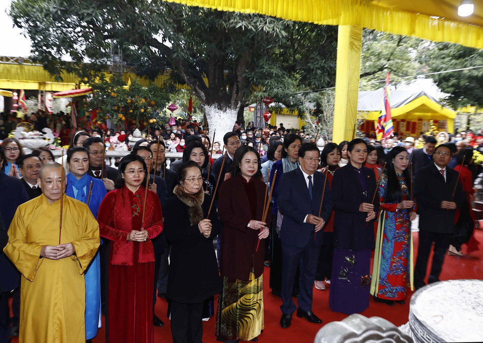 Quyền Chủ tịch nước Võ Thị Ánh Xuân và các đại biểu dâng hương tại Đền Hai Bà Trưng. (Ảnh: Thống Nhất/TTXVN)