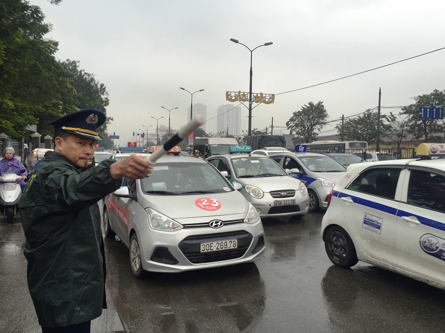 Nút giao cửa ngõ Pháp Vân rơi vào cảnh tê liệt khi lượng xe đổ dồn về cùng một lúc. (Ảnh: Việt Hùng/Vietnam+)