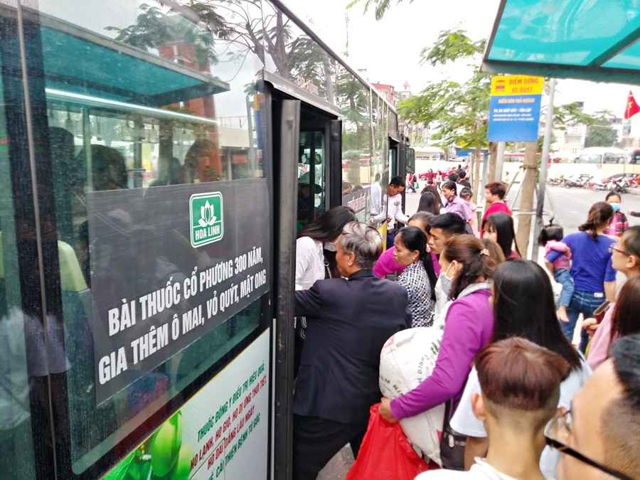 Hành khách lỉnh kỉnh đồ đạc đưa từ quê ra. (Ảnh: Việt Hùng/Vietnam+)